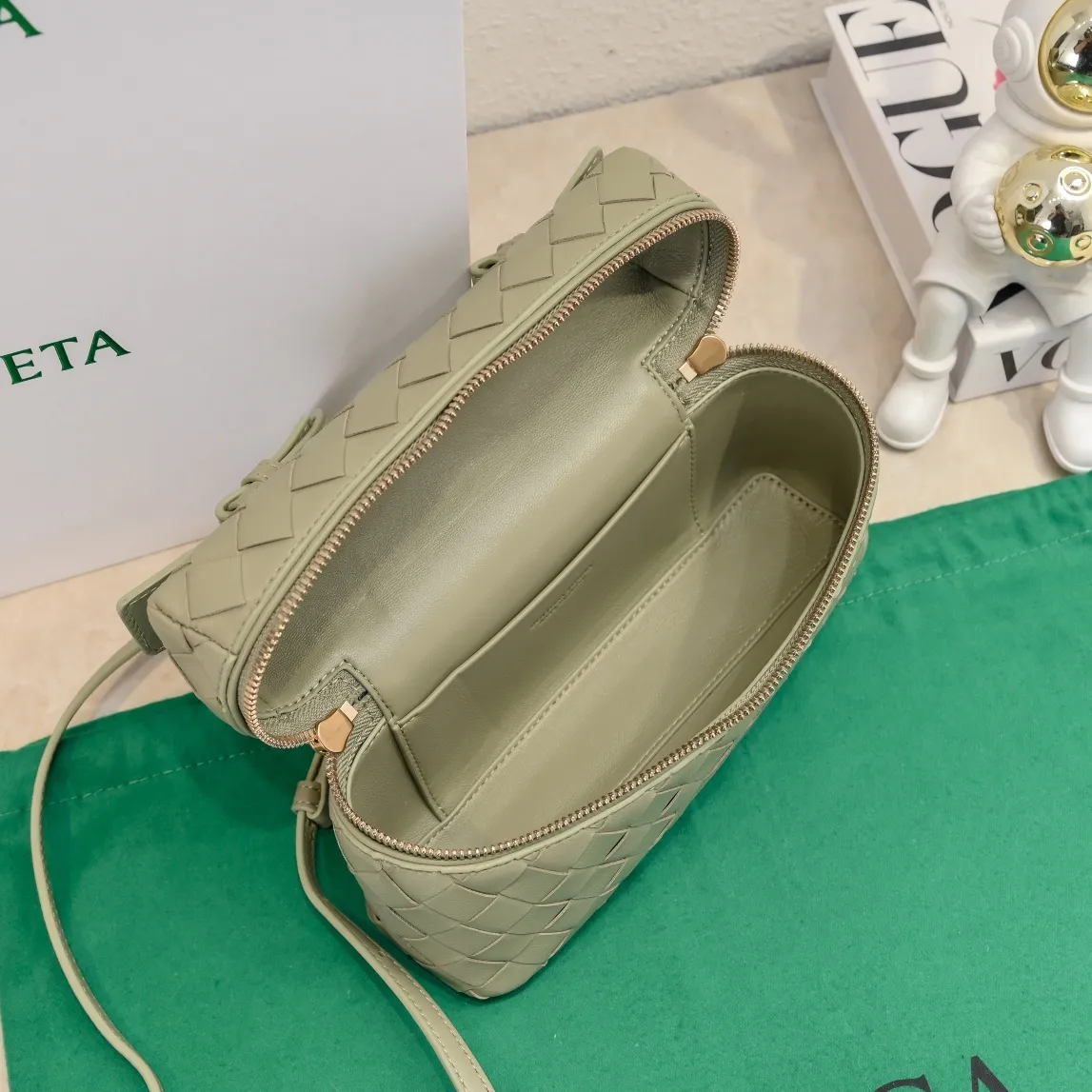 Batch 1360 Bottega Veneta 24 spring and summer woven zipper crossbody bag. A crossbody bag that can be used as a cosmetic bag. The exquisite weaving and compact body are an indispensable accessory for the upcoming summer. The double zipper also better protects the bag. It has a large capacity. If you like it, don’t miss it. Style number: 9109 Size: 22*12.5*5cm